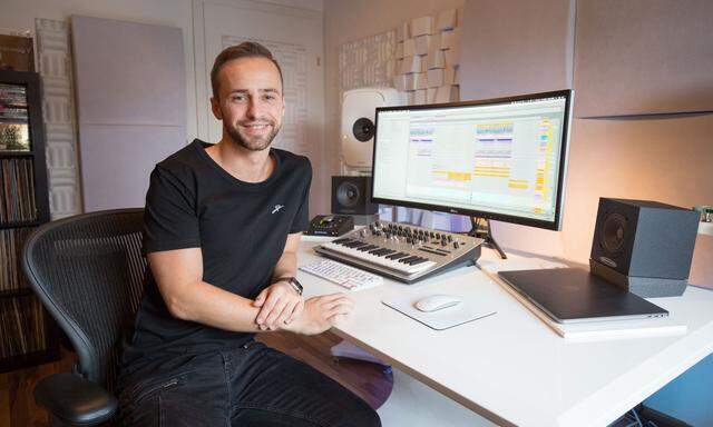 DJ und Produzent Rene Rodrigezz in seinem Studio in Linz.