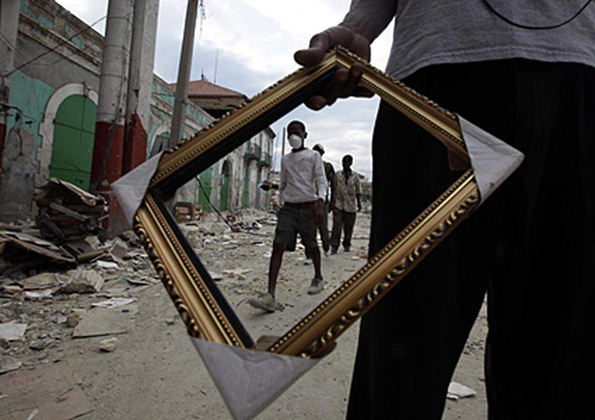 In Port-au-Prince gibt es über 300 wilde Camps von Obdachlosen auf Straßen, freien Flächen und in Parks. Insgesamt sollen so 500.000 Menschen leben. Die UN wollen rund Hunderttausend von ihnen außerhalb der Hauptstadt in zehn großen Camps unterbringen.