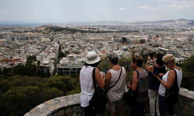 Ein Blick vom Lykabettus auf Athen: Der Städtetourismus boomt trotz gesalzener Preise für Museen und Akropolis. 