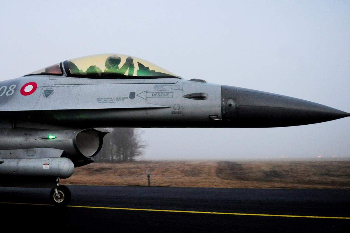 Dänemark hat angeboten, sich mit sechs F-16-Jagdflugzeugen (im Bild) und einem Transportflugzeug an dem Einsatz zu beteiligen. Die Kampfjets waren bereits am Samstag in der Früh auf eine Nato-Basis in Sizilien geflogen, nachdem das Parlament in Kopenhagen in einer Nachtsitzung einstimmig Grünes Licht für den Einsatz gegeben hatte.