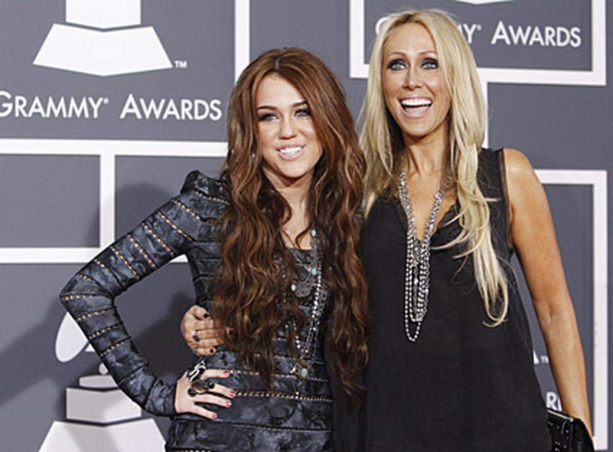 Disney-Star Miley Cyrus ließ sich 2010 mit ihrer Mama Leticia bei den 52. Grammy Awards in Los Angeles ablichten.