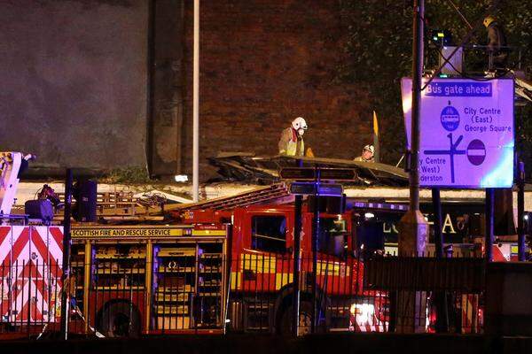 Schottland steht unter Schock: Am Freitagabend ist ein Hubschrauber auf ein Pub in der Innenstadt von Glasgow abgestürzt. Nach Informationen der britischen BBC sind mindestens drei Menschen getötet worden.