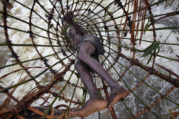 Andrew McConnell, Irland: "The Cataracts 6"Ein Fischer prüft einen Korb bei Bamanga am Lualaba River im Kongo.  3. Platz in dieser Kategorie