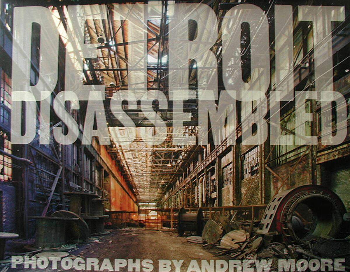 Wenig begeistert von den Fotos der drei Fotografen Meffre, Merchand und Moore zeigten sich Detroits Bewohner. Sie warfen den Fotografen vor, "Ruinen-Pornos" zu zeigen, ein Klischee von Detroit, das nichts mit der gelebten Realität zu tun habe. Andrew Moore "Detroit Disassembled", 136 Seiten, circa 40 Euro