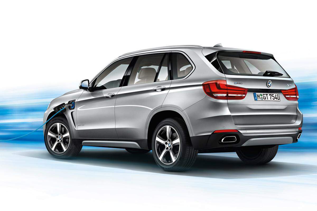 In Zusammenarbeit mit einem 83-kW-Elektkromotor kommt der Hybrid-X5 auf satte 313 PS Systemleistung. Im reinen Elektrobetrieb schafft der BMW eine Strecke von 31 Kilometer.