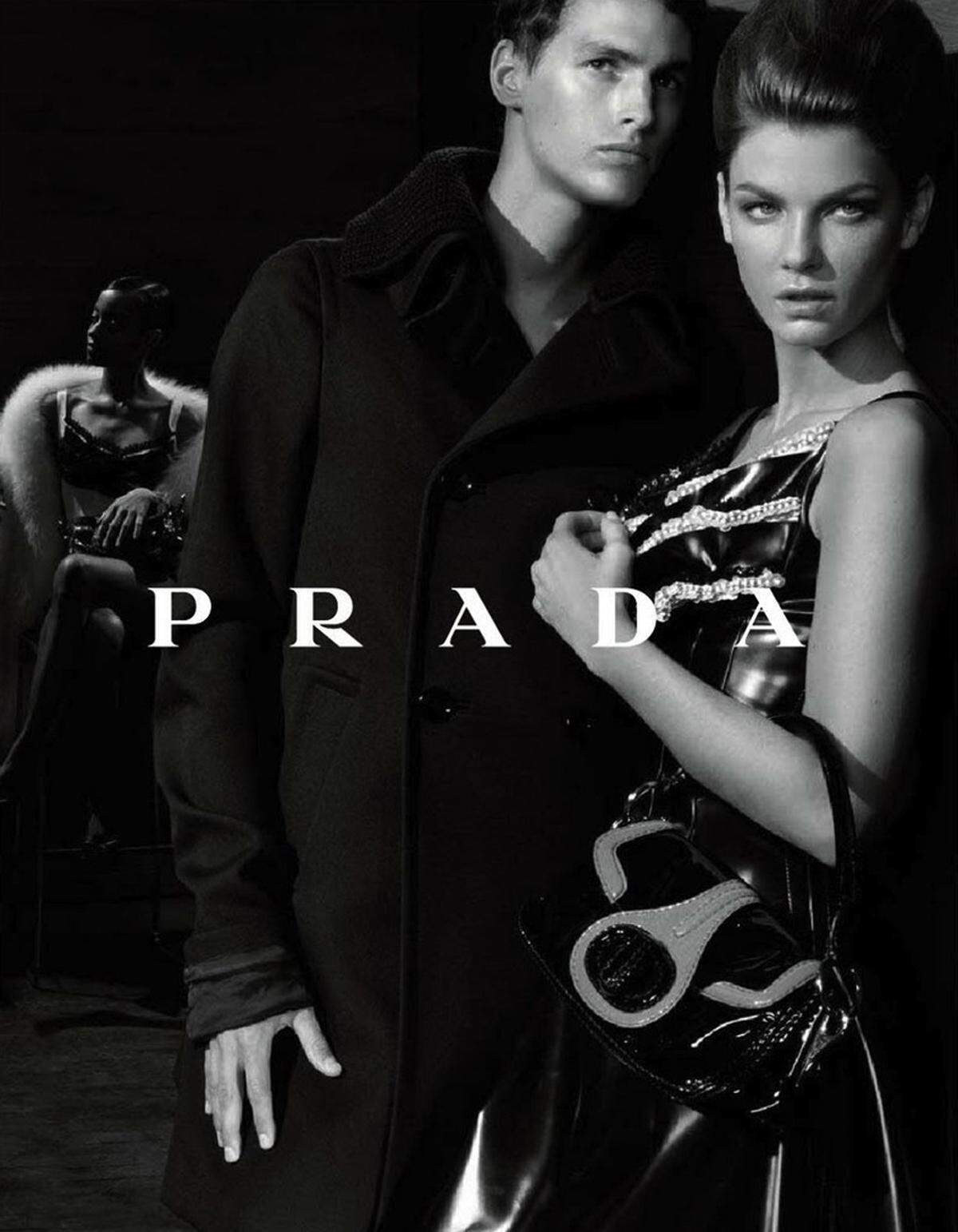 Bilder wie diese rufen - gerechtfertigt oder nicht- immer wieder Kritiker auf den Plan. So auch das Bild von Prada, auf dem ebenfalls ein dunkelhäutiges Model im Hintergrund zu sehen ist, während die beiden weißen Models viel deutlicher im Vordergrund gezeigt werden.