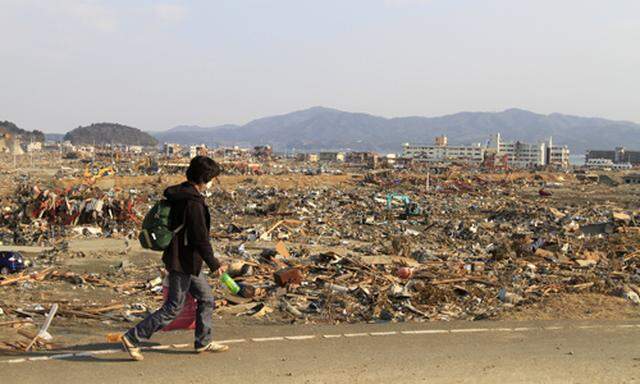 208 Leichen von Tsunami-Opfern sind noch nicht identifiziert, 3000 Personen gelten noch als vermisst.