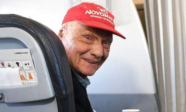 Vor einem Jahr war die Welt noch heil, als Niki Lauda in seiner neuen Laudamotion Passagier spielte.