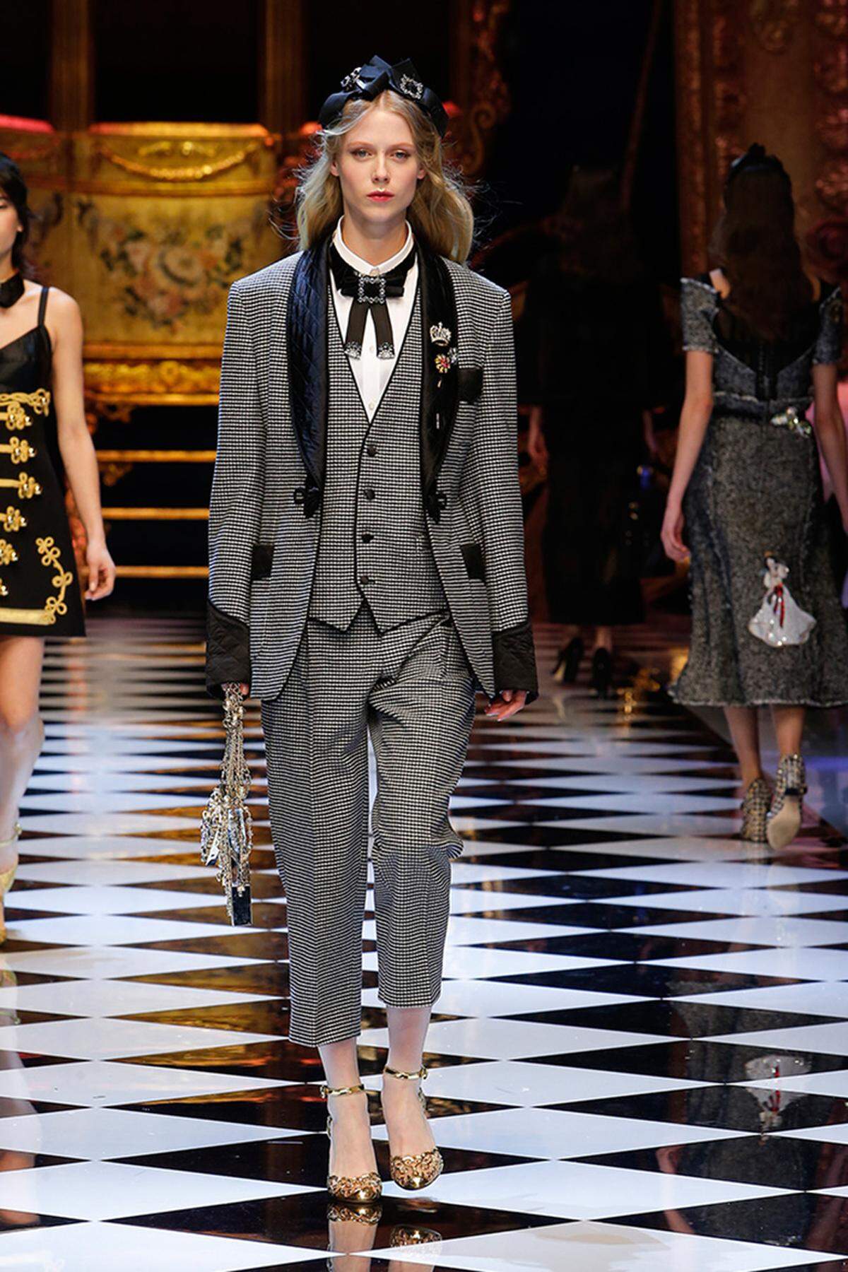 Dolce &amp; Gabbana lässt sich von klassisch dreiteiligen Männeranzügen inspirieren, mischt aber etwas Verspieltes dazu.