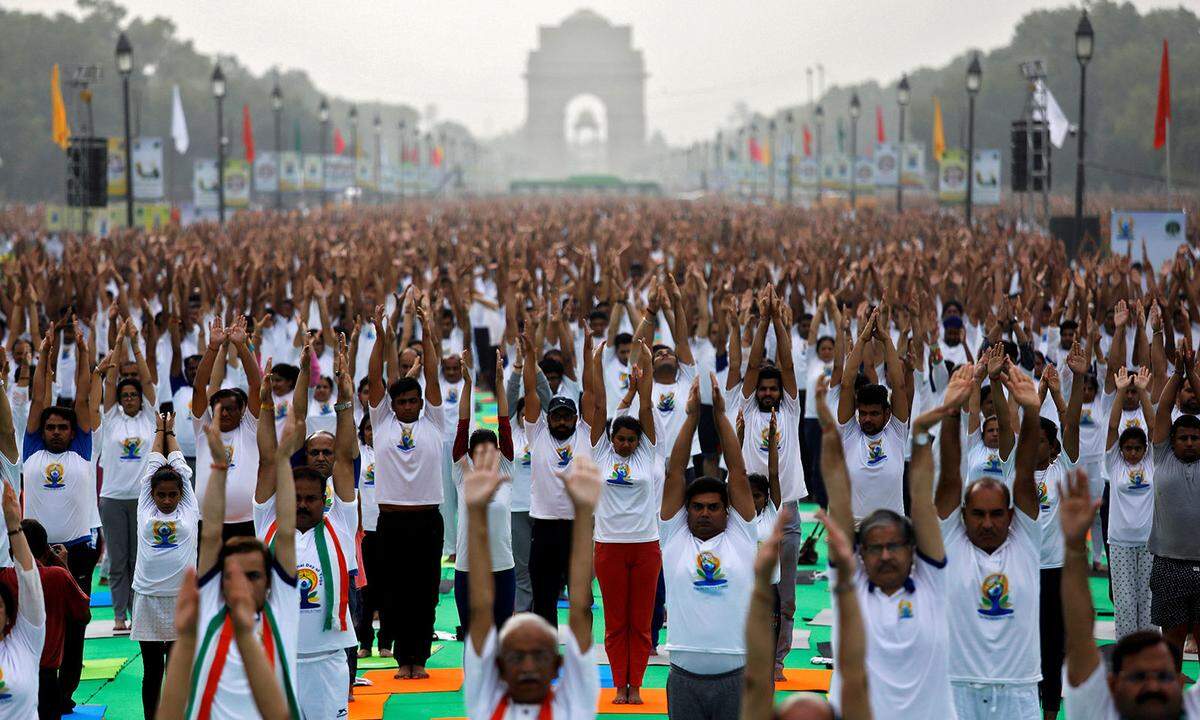 Schon am ersten Welt-Yoga-Tag versammelten sich 37.000 Menschen im Herzen der indischen Hauptstadt Neu Delhi, um eigens für diesen Tag abgestimmte einheitlich Yoga-Übungen zu praktizierten.