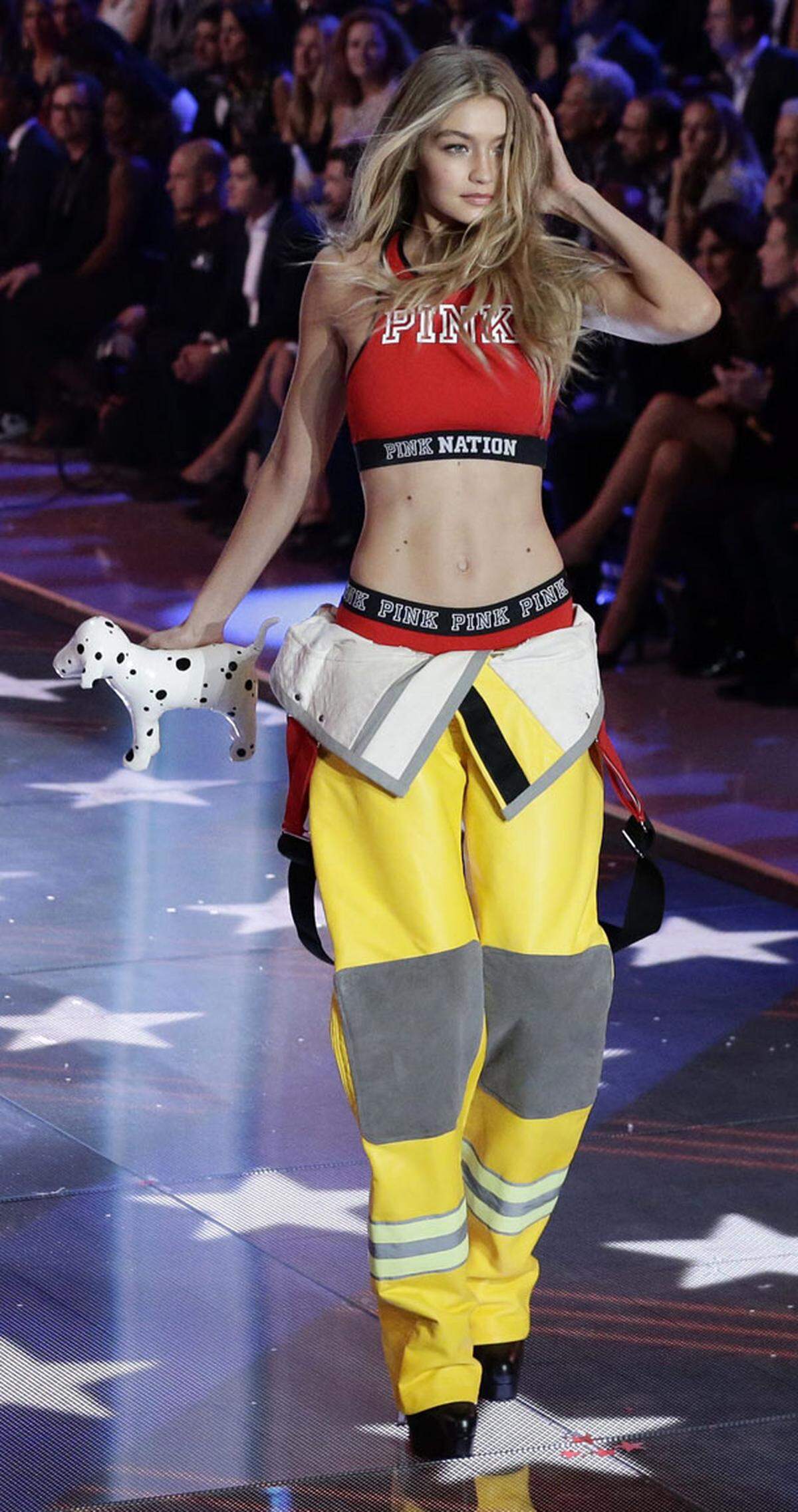 ... und Feuerwehrmänner. Model Gigi Hadid feierte ebenfalls ihre Victoria's Secret Premiere.