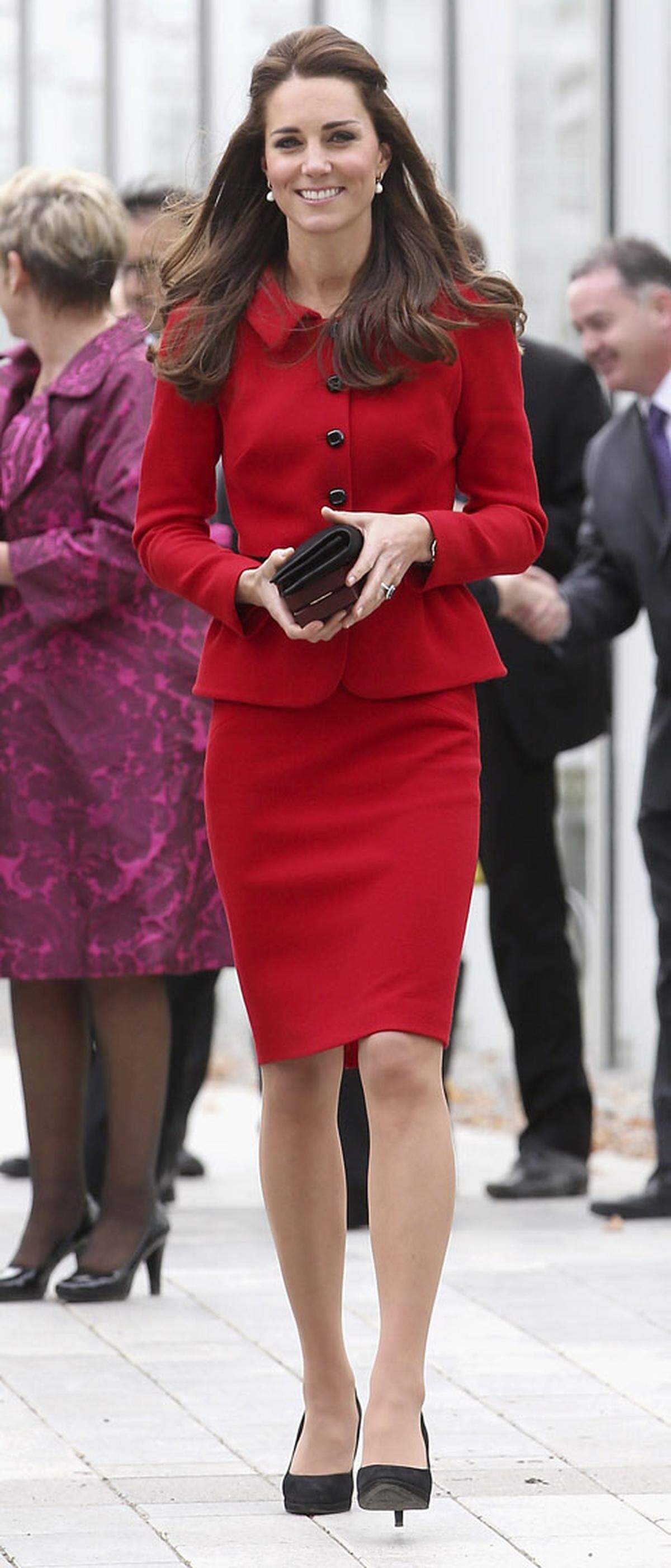 Auch ein Besuch in Christchurch stand auf dem Programm, immerhin wurde die Stadt im Februar 2011 durch ein Erdbeben zerstört. Kate trug ein Kostüm von Luisa Spagnoli, das sie bereits 2011 trug und eine Clutch von Mulberry. Rot und Schwarz sind die Farben der Region Canterbury, in dem sich Christchurch befindet.