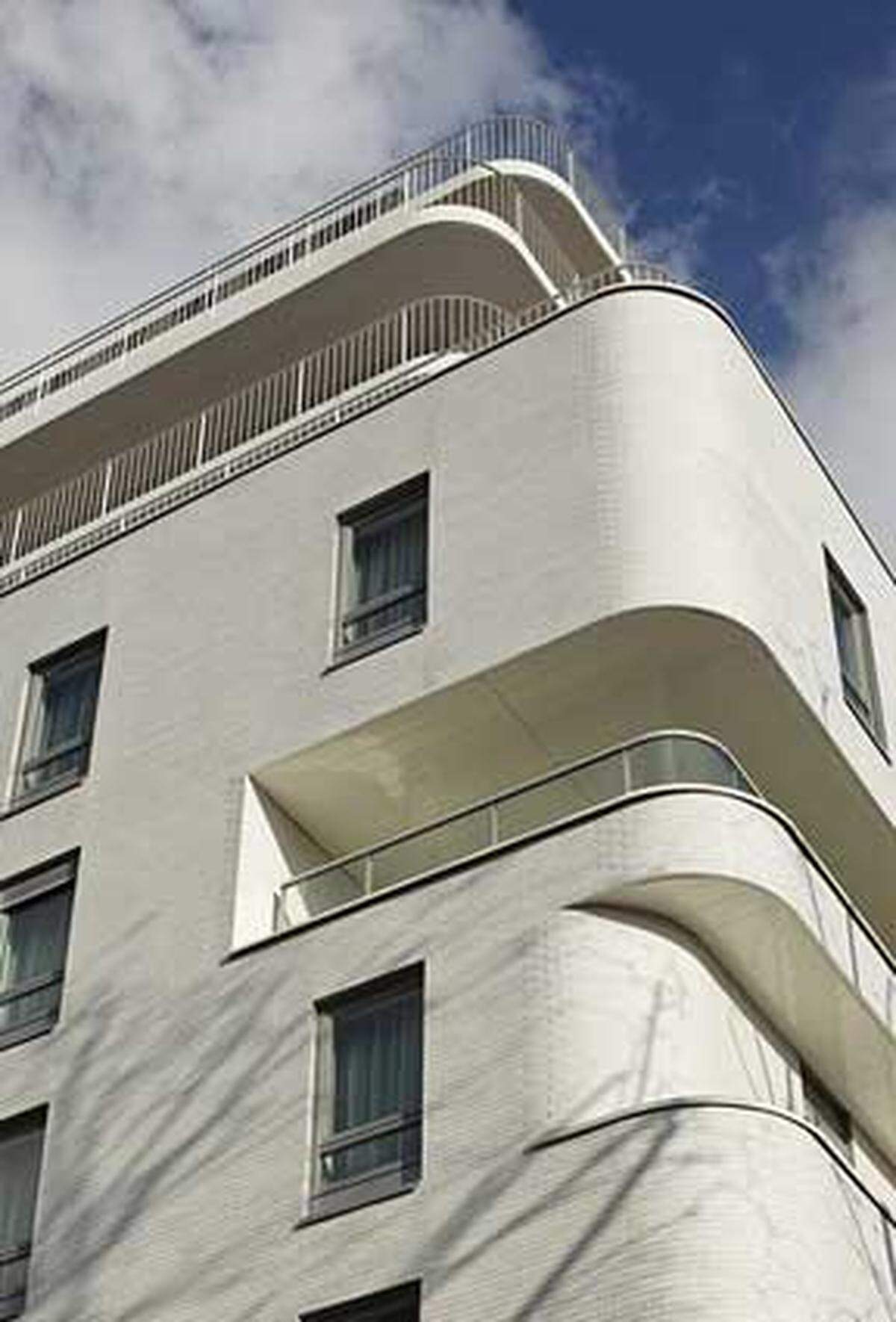 Best Residential Development: Residence le 19 in the Claude Bernard area in Paris Architekten: Atelier Zundel&amp;Cristea Developer: BNP Paribas Real Estate