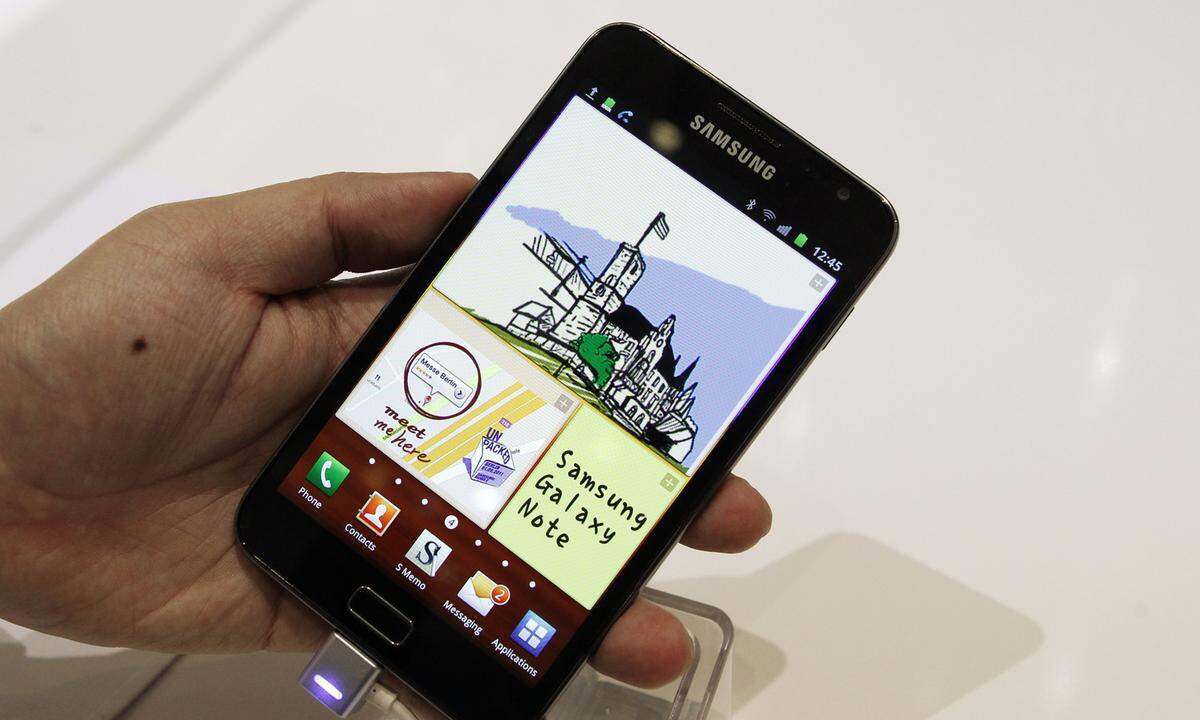 2011 wagte Samsung trotz aller Unkenrufe präsentierte Samsung das erste Galaxy Note. Mit einer Display-Diagonale von 5,3 Zoll war das Gerät riesig.
