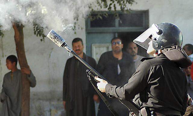 Die ägyptische Polizei setzt Tränengas gegen koptische Demonstranten ein.