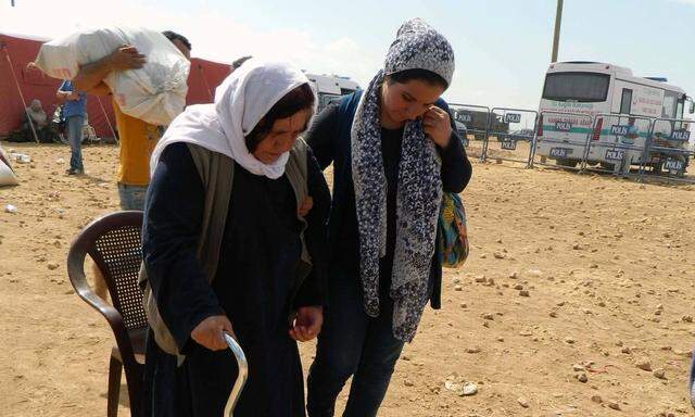140925 SANLIURFA Sept 25 2014 Syrian refugees enter Turkey through Turkey Syrian border in