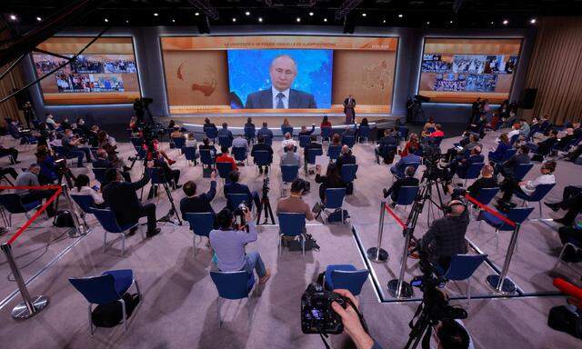 Nawalny, Corona und die Wirtschaft dominierten die diesjährige Jahrespressekonferenz Wladimir Putins. Der Kreml-Chef war nur über einen Riesenbildschirm zugeschaltet. [ Reuters ]