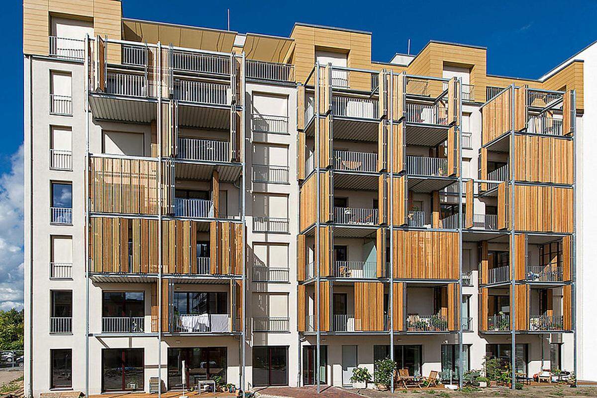 In der Kategorie "Mehrfamilienhäuser" wurde ein Nullemissionshaus in Berlin von Deimel Oelschläger Architekten ausgezeichnet. Die Jury würdigte die energetischen Gebäudeeigenschaften, die abwechslungsreiche Fassade sowie die ausgearbeiteten Details an den Balkonen und Verschattungen.