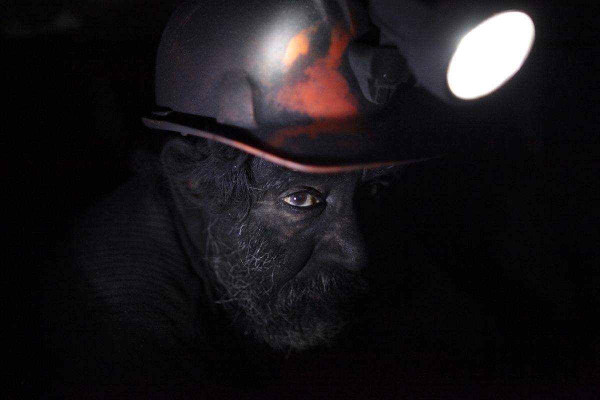 Ein Minenarbeiter macht eine kurze Pause in einem Kohlebergwerk in Sabinas, Mexiko. Jeden Tag arbeiten tausende Kumpel in privatwirtschatlichen, unkontrollierten, aber legalen Minen und riskieren dabei ihr Leben.