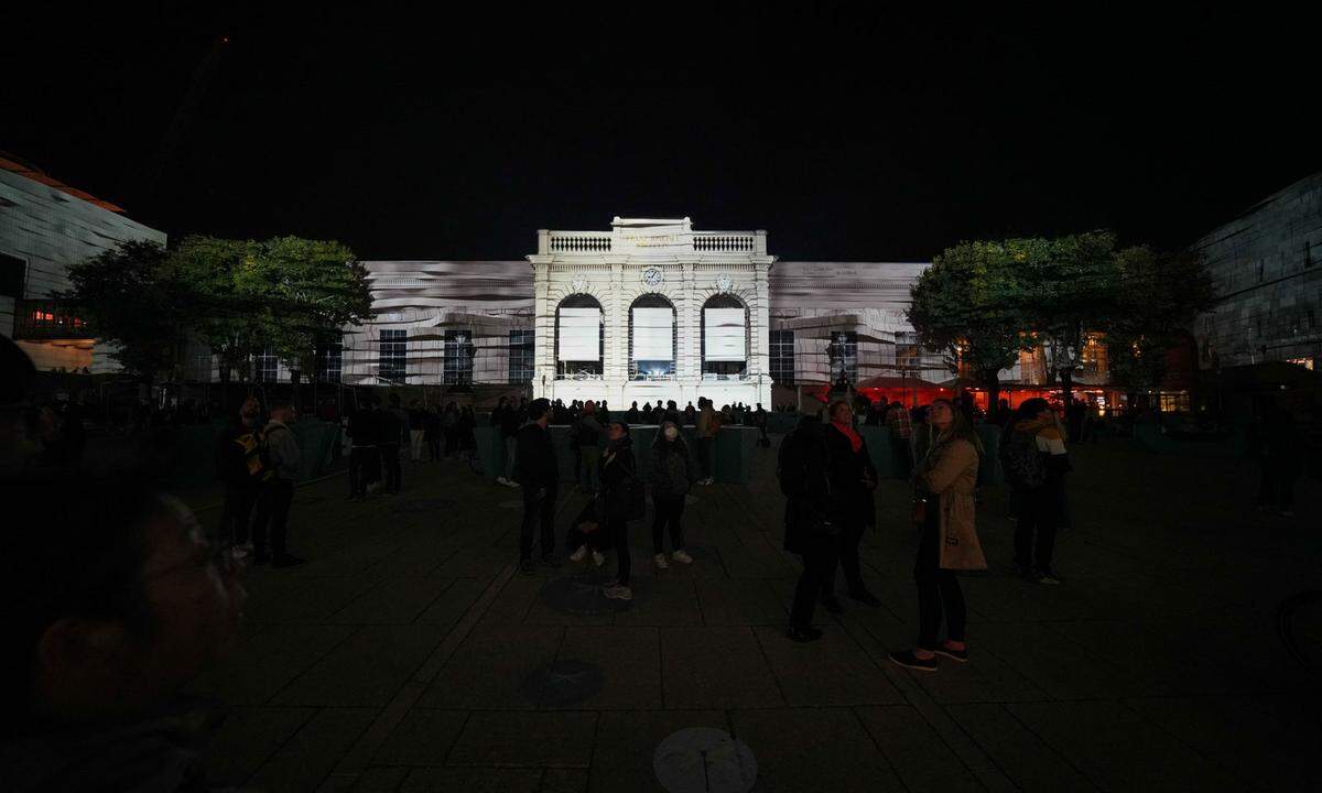 Nach Einbruch der Dunkelheit werden die Fassaden des Leopold Museums, der Halle E+G, des mumoks sowie die Hauptfassade des Museumsquartiers mit Lichtprojektionen bespielt.