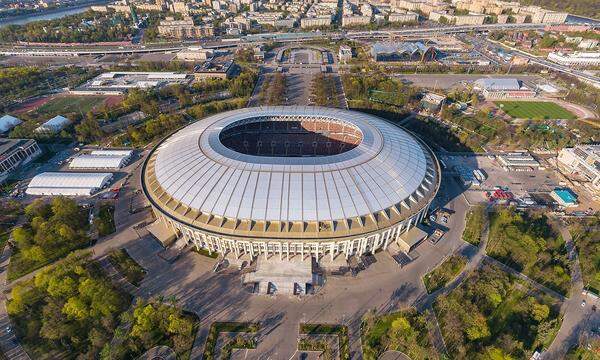 Neun der zwölf Spielstätten der Fußballweltmeisterschaft in Russland wurden eigens dafür neu erbaut. Das Olympiastadion Luschniki in der russischen Hauptstadt Moskau ist keines davon. Es wurde lediglich umgebaut. Das Stadion ist die größte Spielstätte der WM, 81.000 Zuschauer haben darin Platz. (Zum Vergleich: Österreichs größtes Stadion, das Ernst-Happel-Stadion, hat eine Kapazität von 51.400 Plätzen.) In der Anlage findet sowohl das erste Spiel der WM zwischen Russland und Saudi-Arabien als auch das Endspiel am 15. Juli statt.