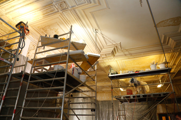 Das Wiener Bristol ist in die Jahre gekommen. Seit einigen Monaten wird das Haus neben der Staatsoper nun - bei laufendem Betrieb - generalüberholt. Diverse Salons und Suiten im Mezzanin wurden schon in Schuss gesetzt. Aktuell sind Handwerker und Restaurateure nun im Restaurant am Werk.