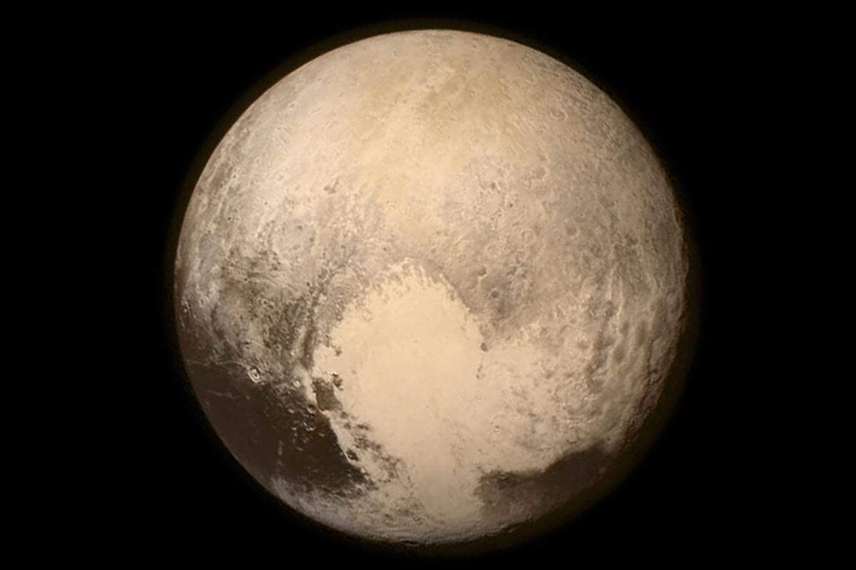 Die Daten, die die Sonde während des Vorbeiflugs gesammelt hat, sollen nun nach und nach an die Erde gesendet und ausgewertet werden. Dieses Bild ging rasch um die Welt, weil das sogenannte "Herz" von Pluto gut zu sehen ist. Doch die Sonde lieferte noch Bilder von der Nähe.