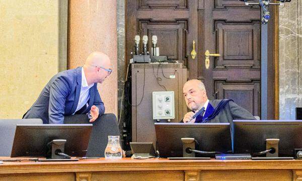 Einzelrichter Michael Radasztics vom Straflandesgericht Wien (rechts im Bild bei einer Unterredung mit Oberstaatsanwalt Gregor Adamovic, Bild vom 23. Oktober 2023) soll laut Verteidigung den Anschein der Befangenheit erweckt haben.