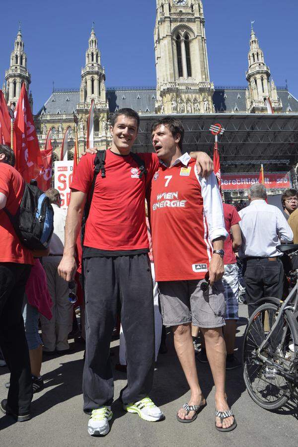 Stjepan Stazic (links) spielt Basketball beim Bundesligisten BC Vienna. Er marschierte mit dem Sportverband WAT am Rathausplatz ein und lobte "die sensationelle Atmosphäre der Veranstaltung".