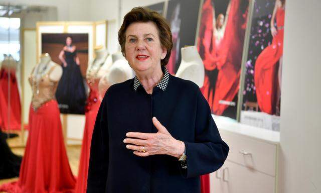 Festspielpräsidentin Helga Rabl-Stadler beim Besuch im „Kristall-Atelier“. 