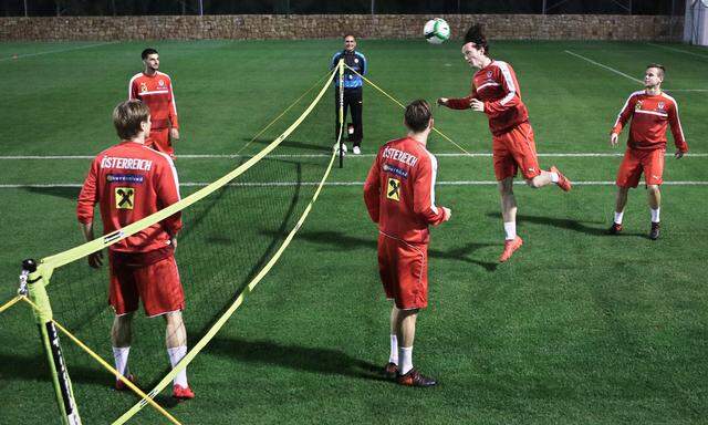 Fußball einmal anders, aber trotzdem Volley oder mit Kopf: das ÖFB-Team übt auf Marbella.