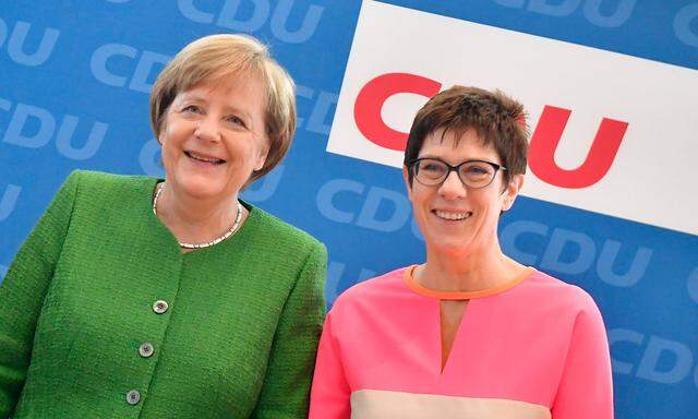 Die designierte CDU-Generalsekretärin Kramp-Karrenbauer (rechts) und ihre Mentorin Merkel. 