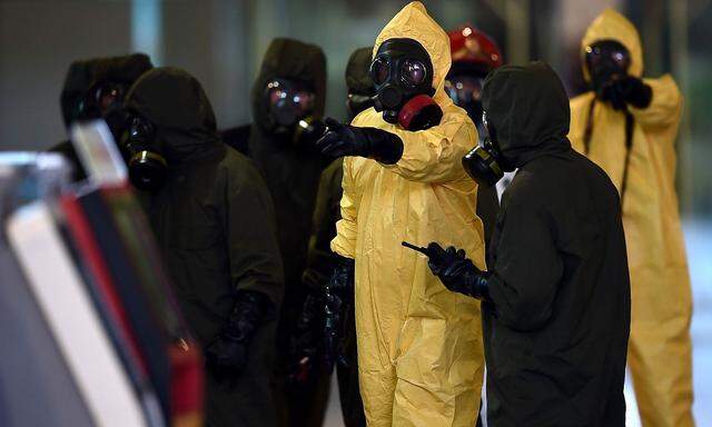 Polizisten durchsuchten den Flughafen nach Gift-Rückständen.