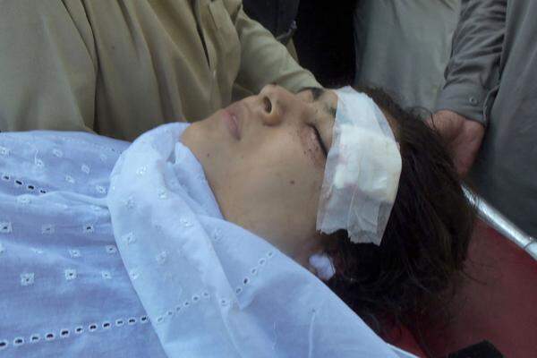 Am 9. Oktober 2012 stoppte ein Taliban-Kommando im nordpakistanischen Swat-Tal einen Schulbus, zwei Männer drangen ins Innere ein und schrien: "Wo ist Malala? Wer ist Malala?" Sie wäre leicht zu identifizieren gewesen. In die Panik hinein sprach das einzige Mädchen ohne Schleier mit ruhiger Stimme: "Ich bin Malala." Sekunden später krachten Schüsse, und Malala sackte, von einer Kugel im Kopf getroffen, zusammen.