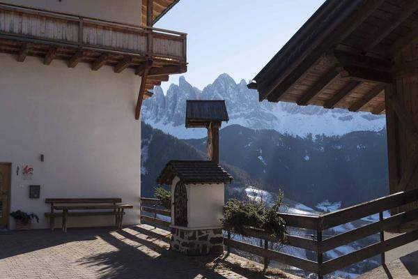 Ortswechsel zurück ins Villnösstal: Hat man einige Kehren der ehrfurchterregend engen Coller Straße bewältigt, wird man mit einer tollen Aussicht auf die "Geislergruppe" der Dolomiten belohnt. Der Putzerhof liegt hier am sonnenverwöhnten Hang mit Blick direkt hinüber auf die imposanten Bergspitzen.