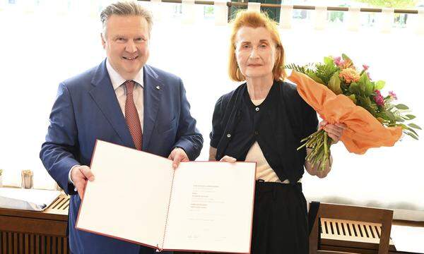 Bürgermeister Michael Ludwig (SPÖ) und die Schriftstellerin Elfriede Jelinek am Dienstag in Wien.