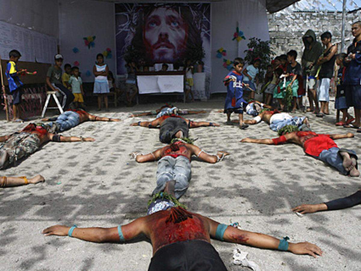 Die Philippinische Bischofskonferenz hält zu den Kreuzigungen eine kritische Distanz. Unternommen wird nichts dagegen.