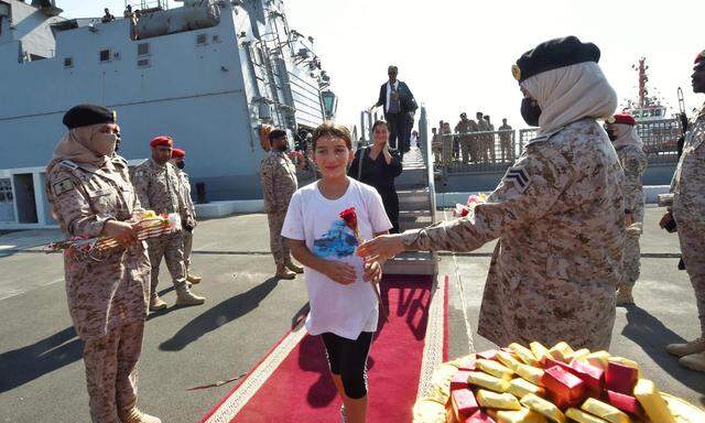 Saudische Kriegsschiffe brachten Bürger des Königreichs und anderer Länder über das Rote Meer aus dem Sudan in Sicherheit. Das Bild entstand im Hafen von Jiddah.  
