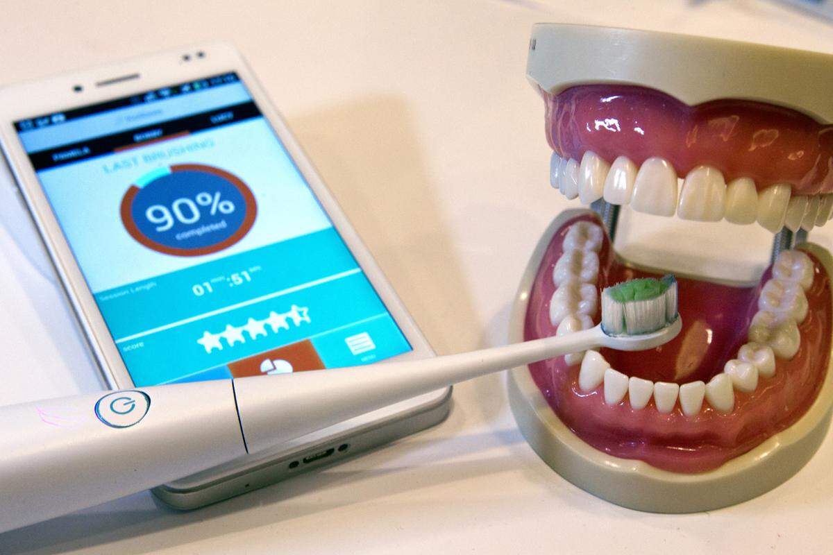 Last but not least macht der Trend auch vr der Mundhygiene nicht halt. Über eine App kann künftig kontrolliert werden, wieviel Belag beim Zähneputzen entfernt wurde.