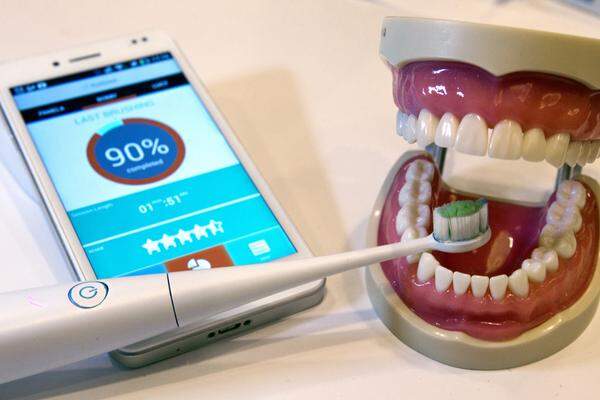 Last but not least macht der Trend auch vr der Mundhygiene nicht halt. Über eine App kann künftig kontrolliert werden, wieviel Belag beim Zähneputzen entfernt wurde.