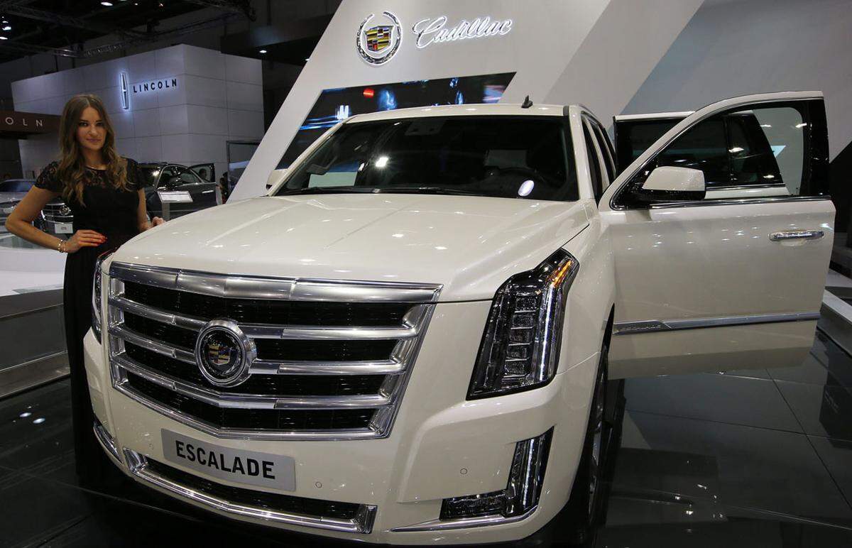 Cadillac stellte auf der Dubai Auto Show den neuen Escalade (Modelljahr 2015) aus. Auffällig, an dem bis zu 5,70 Meter langen Flaggschiff, ist die Front mit reichlich Chrom und Voll-LED-Scheinwerfern.