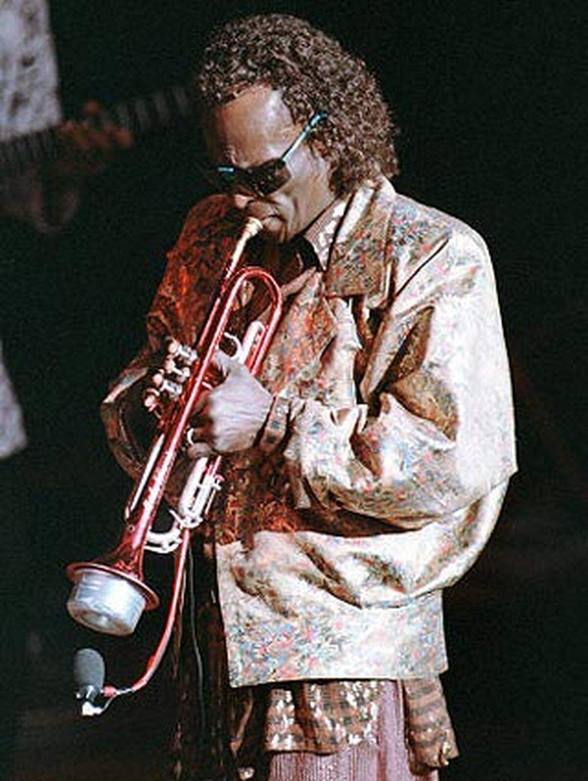 Ende der sechziger Jahre nahm Miles Davis den progressiven Österreicher in seine Band auf und nahm mit ihm einige wegweisende Platten auf, darunter "In a Silent Way" und "Bitches Brew".