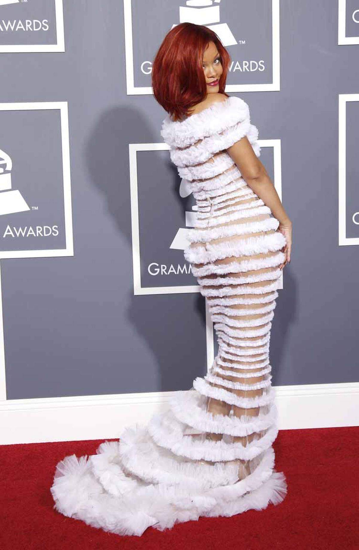 Immer kürzere und knappere Outfits haben in der Vergangenheit auf den roten Teppichen schon des öfteren für vielleicht nicht immer ganz freiwilligen Einblicken gesorgt. Damit soll jetzt Schluss sein, wie die britische Online-Vogue berichtet.Rihanna in einer teilweise transparenten Robe von Jean Paul Gaultier 2011.
