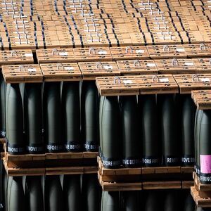 Versandfertige 155-mm-Artilleriegranaten werden am 12. April 2023 in der Scranton Army Munitionsfabrik im US-Bundesstaat Pennsylvania, gelagert.