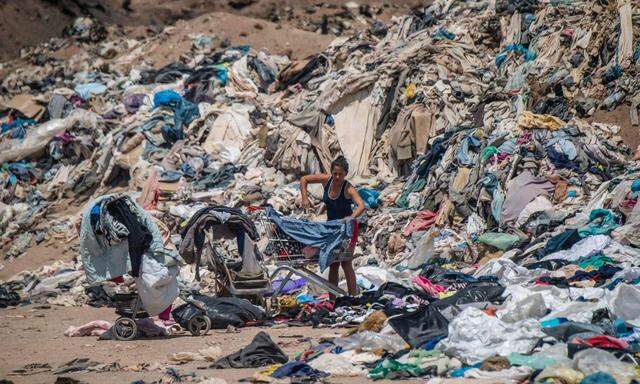 Wo landen die Unmengen an (Textil-)Müll? Etwa in der chilenischen Atakama-Wüste. Die dortige Mülldeponie ist so groß, dass man sie sogar vom All aus sehen kann.