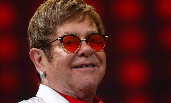 Sir Elton John leidet seit den 1980er-Jahren an Epilepsie. Aus diesem Grund verlässt er das Haus auch niemals ohne sein Markenzeichen: die Sonnenbrille. Sie schützt den Musiker vor den Auslösern der mitunter lebensgefährlichen Anfälle. Epilepsie bezeichnet ein Krankheitsbild, das durch spontan auftretende Krampfanfälle gekennzeichnet ist. Die Anfälle werden durch plötzliche Entladung von Neuronengruppen im Gehirn ausgelöst. Meist lassen die Krämpfe nach einigen Minuten von alleine nach,  manchmal kommt es auch zu einer ganzen Reihe von Anfällen, die zu schweren Schäden führen können. Die Betroffenen müssen meist ihr Leben lang medikamentös behandelt werden, um die epileptischen Krämpfe zu mindern.
