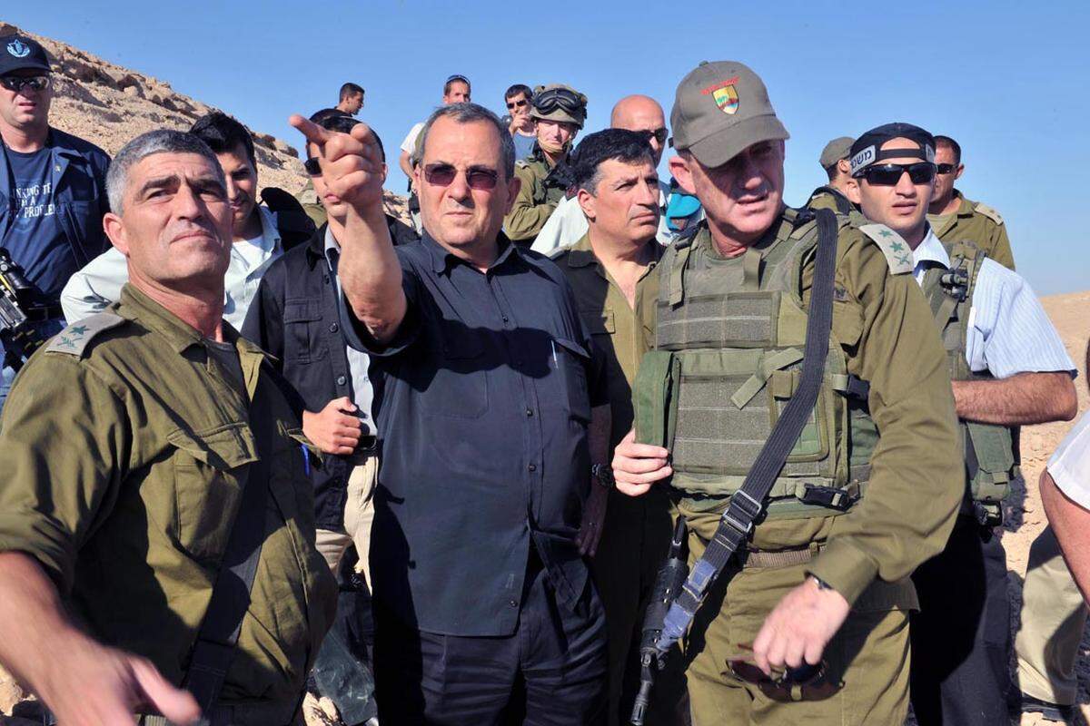 Der israelische Verteidigungsminister Ehud Barak besuchte noch am selben Tag den Anschlagsort. "Die Angriffe kommen vom Gazastreifen", so Barak.