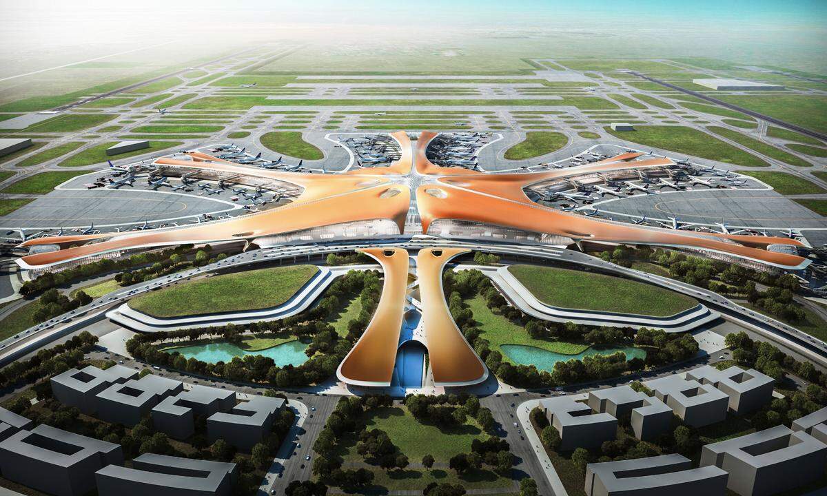 Der französische Flughafenentwickler ADP und die britische Stararchitektin Zaha Hadid (2016 verstorben) hatten 2015 den Designwettbewerb für sich entschieden. Nach ihrem Entwurf führen fünf Seitenarme als Gangways von den Ankunft- und Abflugebenen zu den Flugsteigen.