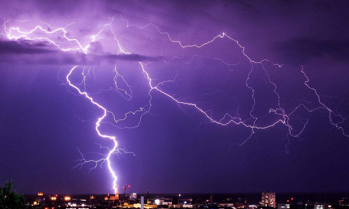 Bergtour oder doch lieber ausgiebiges Shoppen in der Stadt? Wettervorhersagen sind zwar keine Versprechen, aber meist ein guter Wegweiser, um den Tag zu planen. Die App „Wetter für die Welt“ liefert eine zehntägige Prognose. Das ist mutig, sie sollte, wenn überhaupt, nur als Richtwert genommen werden. Sonst bietet sie eine übersichtliche Darstellung und eine Angabe der Zuverlässigkeit der Vorhersage in Prozent. Wie bei den meisten kostenlosen Apps wird relativ viel Werbung angezeigt.