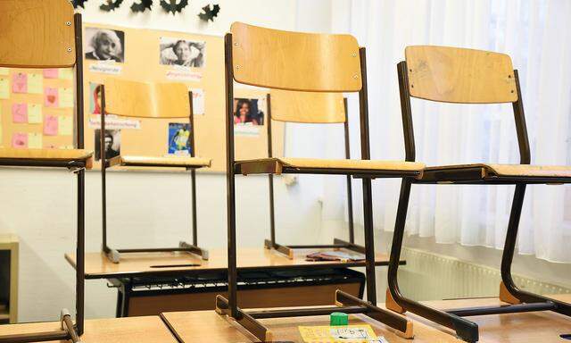 Symbolfoto: Leere Sessel in einer Schule
